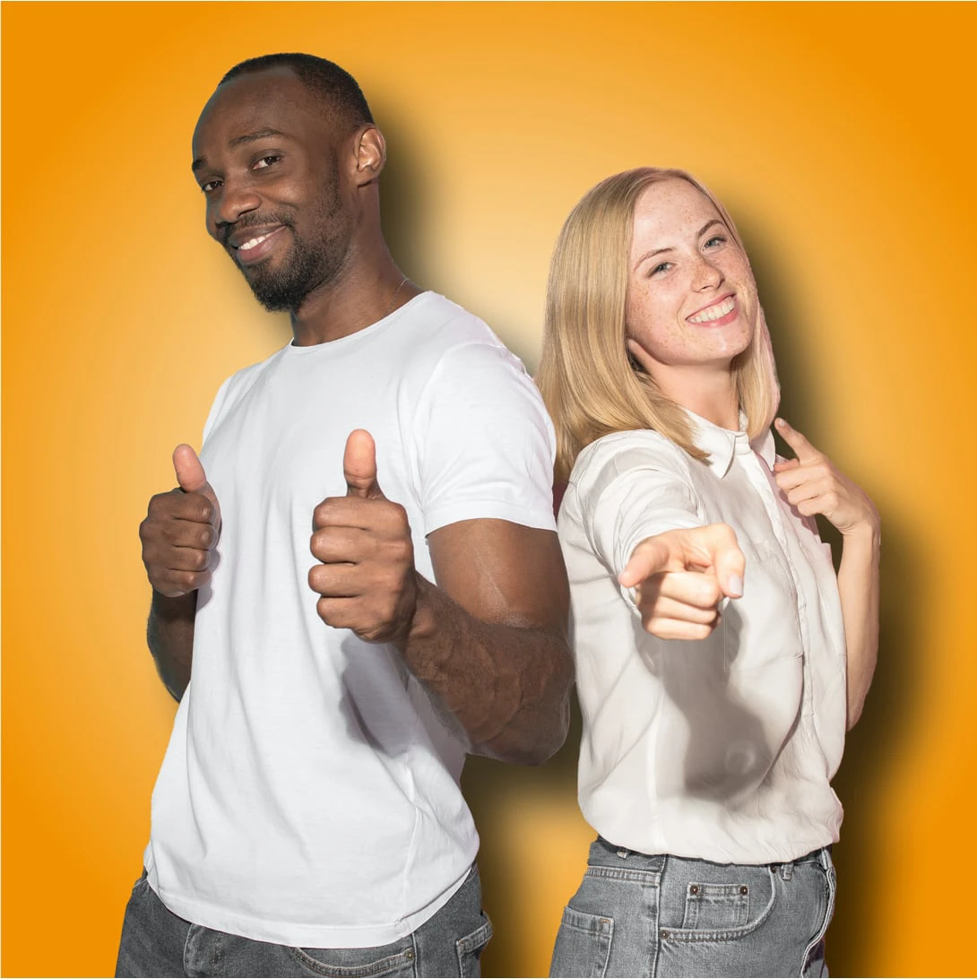 Zwei Personen posen vor der Kamera mit Daumen nach oben und den Zeigefinger