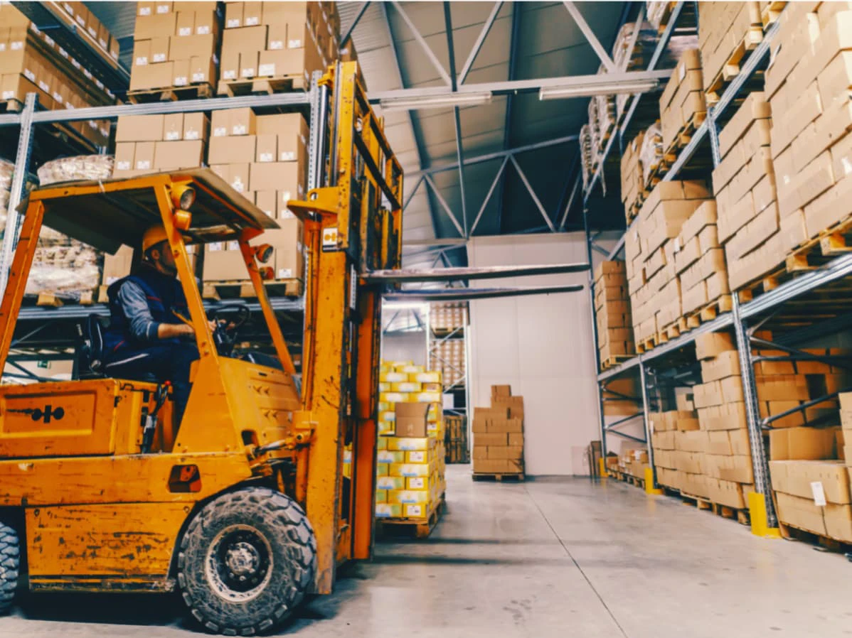 Gabelstabler in Logistikhalle