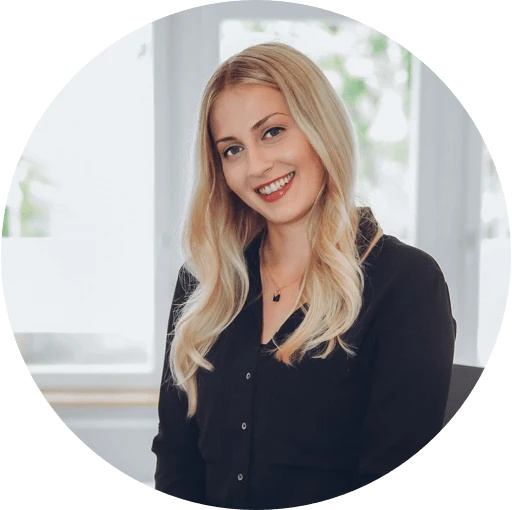 Junge Person schaut in die Kamera