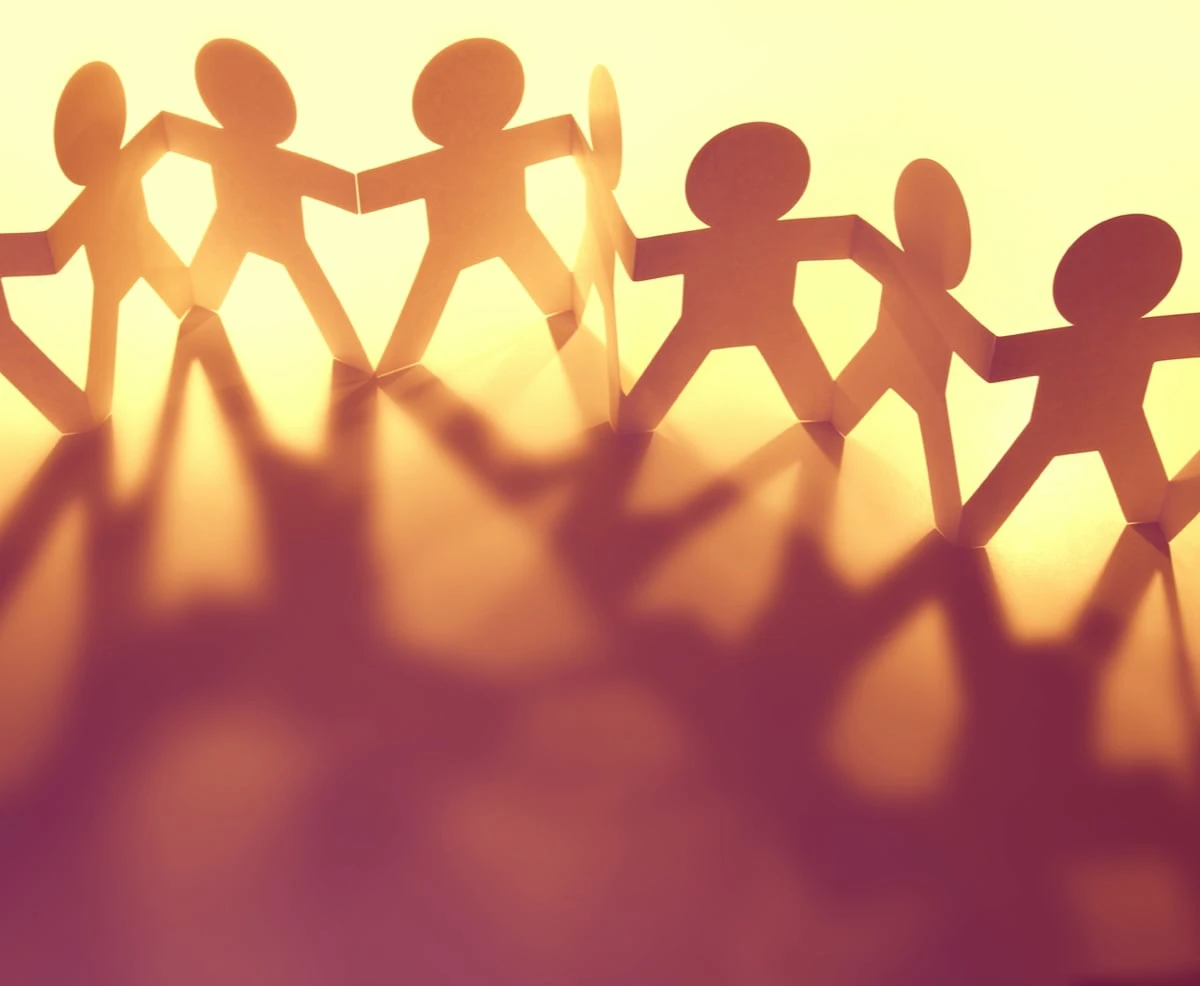 Ausschnitt einer Papierbanderole in Form von Menschen